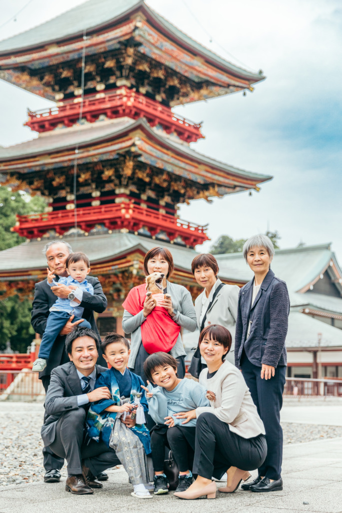 三重塔を背景に撮影した七五三の親族集合写真