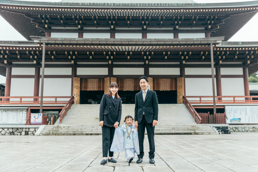 成田山新勝寺で七五三撮影をする3歳女の子とご家族の記念写真
