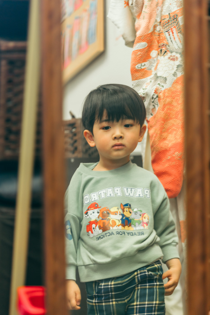 成田山新勝寺で七五三撮影を控え、3歳男の子が着付けをしている様子