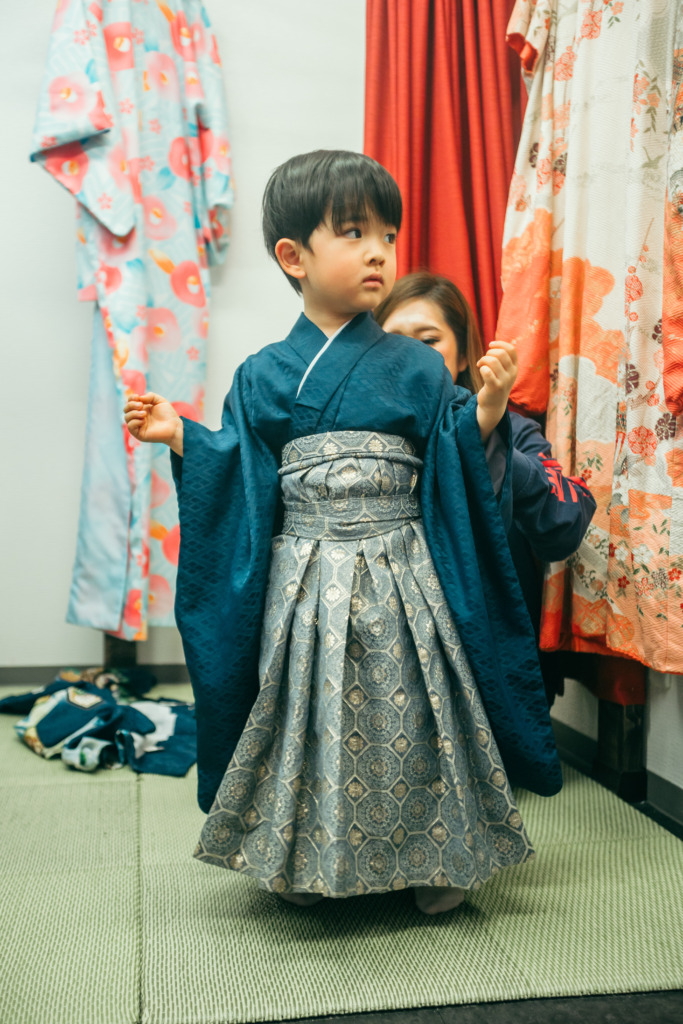 七五三の袴に着替える3歳男の子