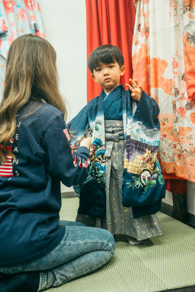 着付けを終えた3歳男の子の七五三姿