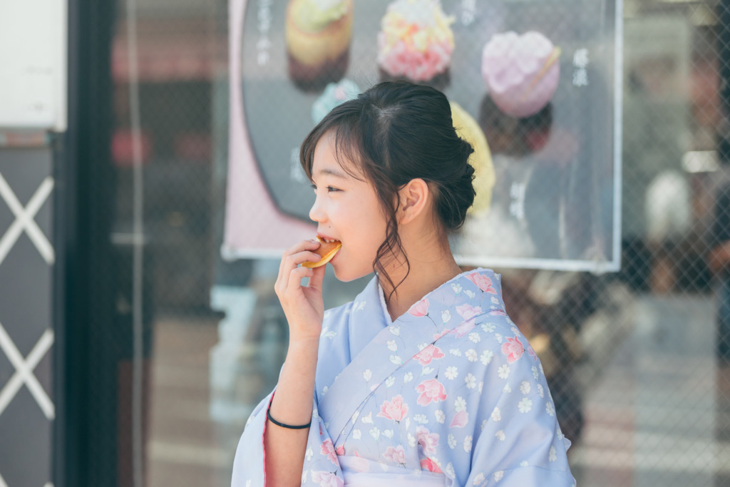 成田山の参道で食べ歩きを楽しむ長女