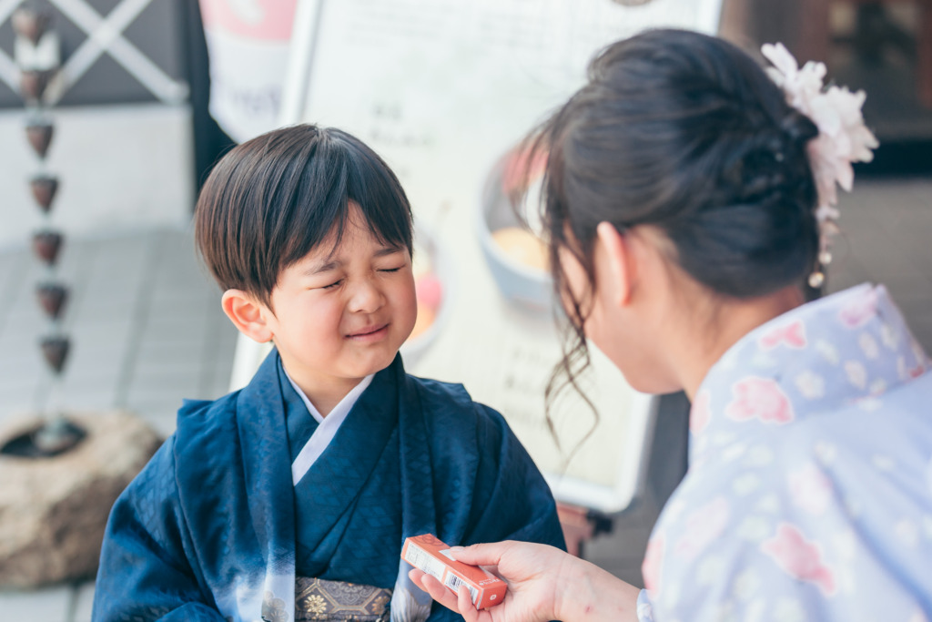 長女と遊びながら笑顔を見せる3歳男の子