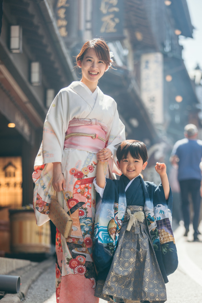 ママと3歳男の子の自然な親子ショット