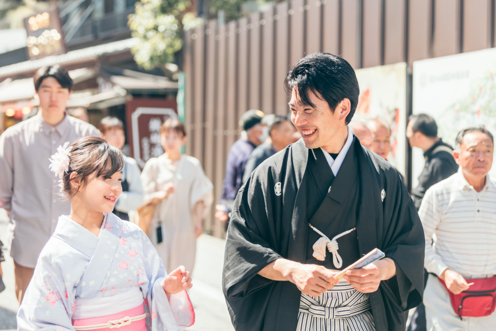 パパと楽しそうに会話をしながら歩く長女