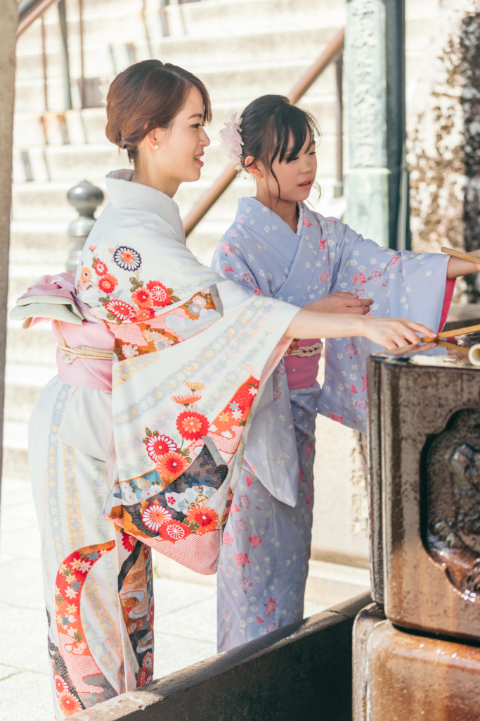 手水舎で手を清めるママと長女