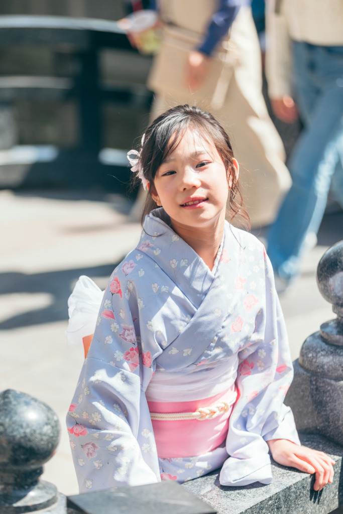 橋の上でカメラに微笑む長女