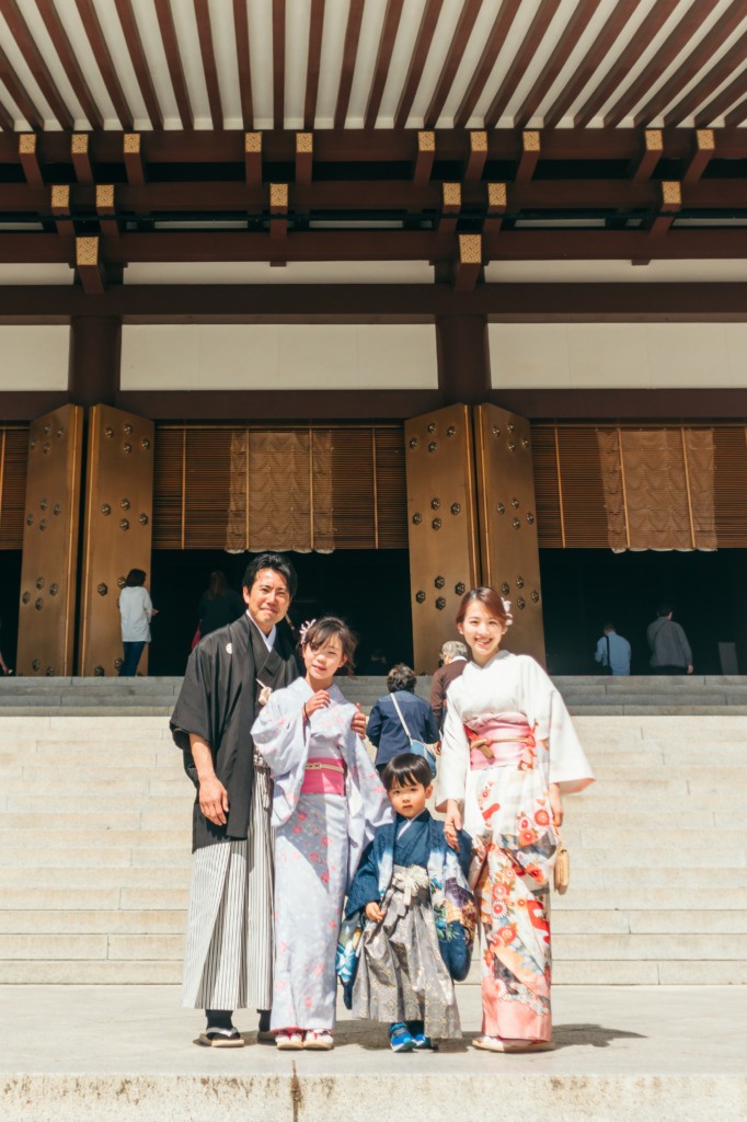 成田山新勝寺の大本堂を背景に撮影した家族4人の写真