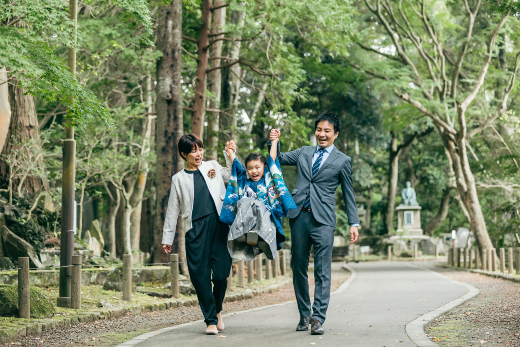 両親にたかいたかいをしてもらう5歳男の子