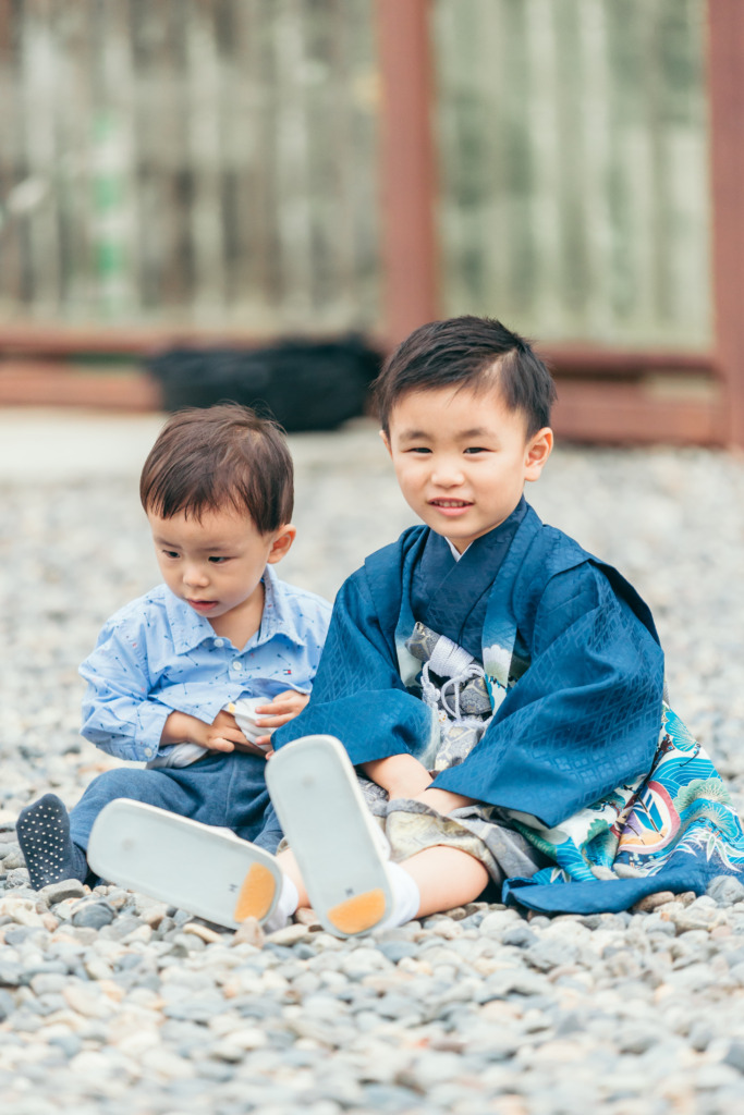 成田山新勝寺で弟と並んで遊ぶ5歳男の子の七五三写真