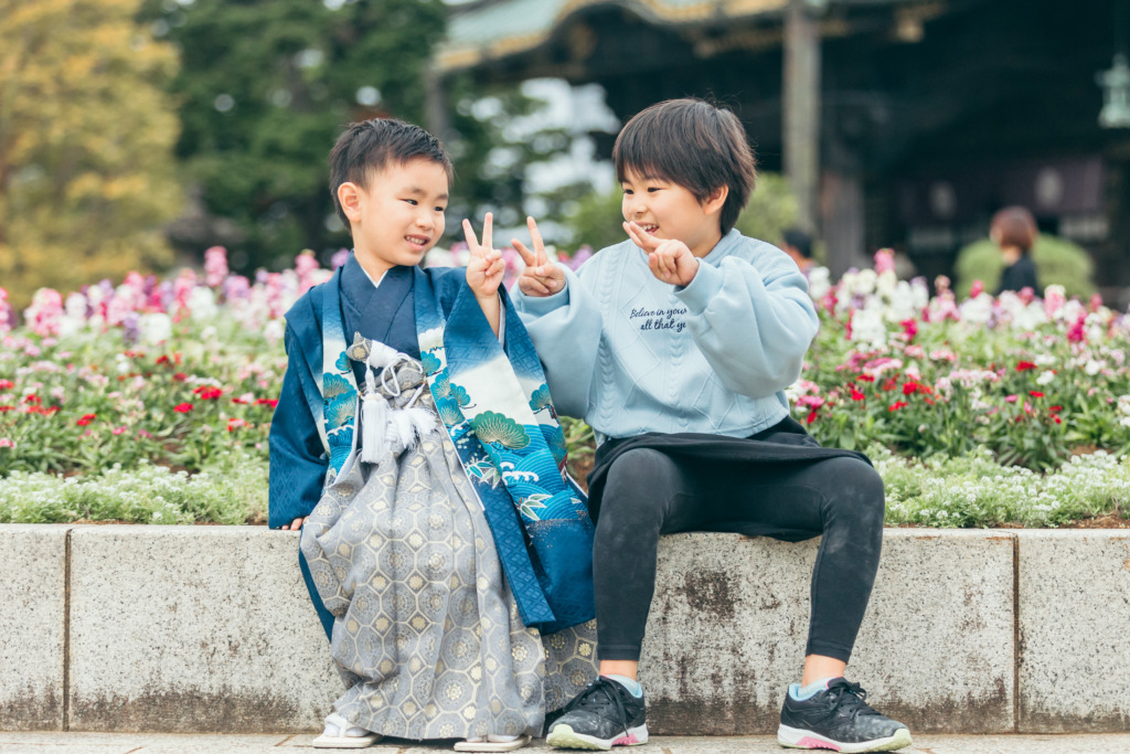 成田山新勝寺で七五三撮影中にお姉ちゃんと遊ぶ5歳男の子