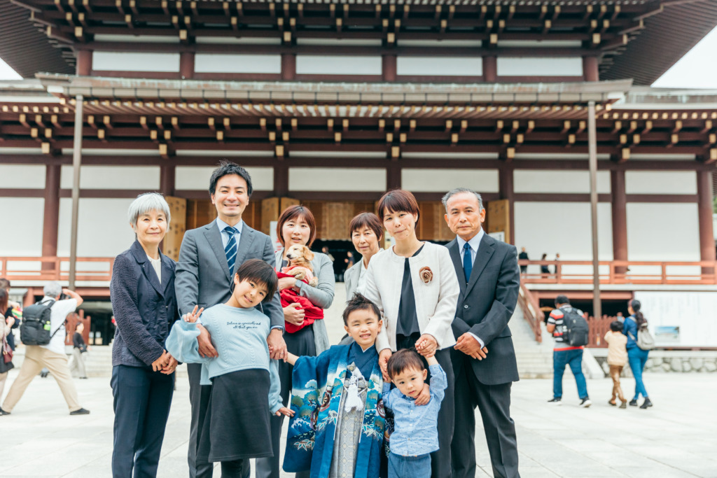 成田山新勝寺の大本堂前で撮影した七五三の親族集合写真