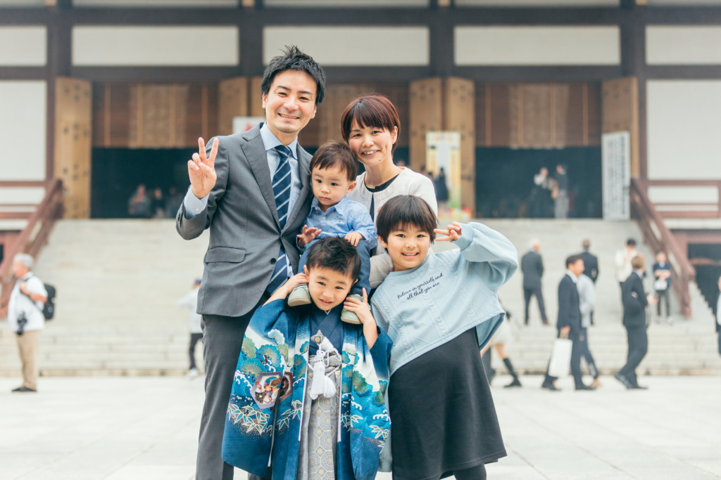 成田山新勝寺の大本堂前で撮影した家族5人の七五三写真