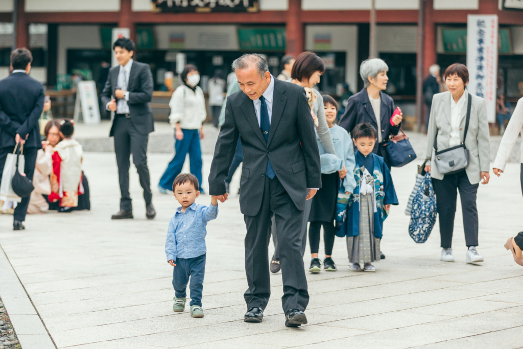 成田山新勝寺の境内を歩く家族の自然な七五三写真