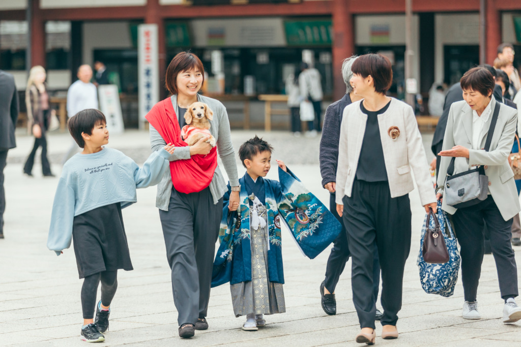 七五三のお参り中に会話を楽しむご家族の様子