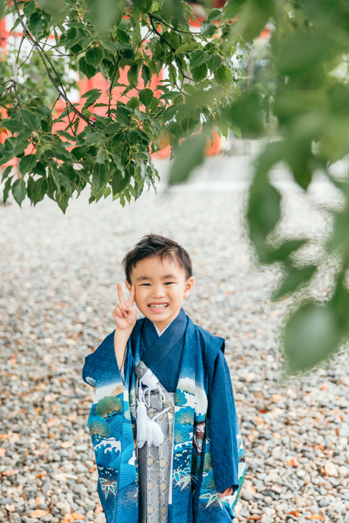聖徳太子堂付近でピースをする5歳男の子の七五三写真