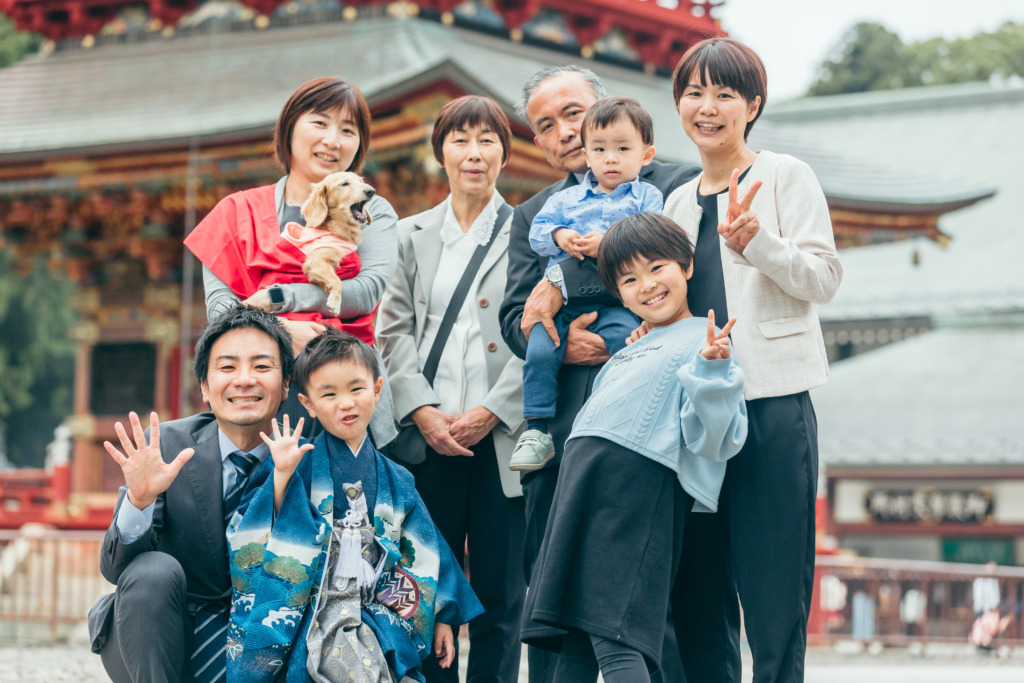 三重塔を背景に人の写り込みを抑えて撮影した七五三の家族写真