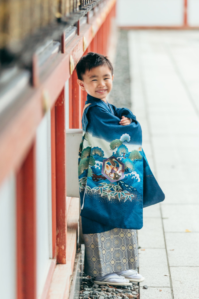 聖徳太子堂付近で腕組みをする5歳男の子の七五三写真