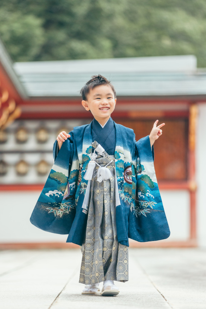 ご両親を見ながら歩く5歳男の子の自然な七五三写真
