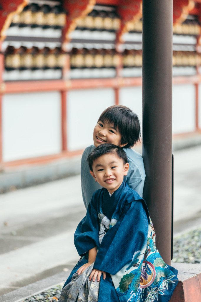 お姉ちゃんと並んで撮影した七五三の兄弟写真