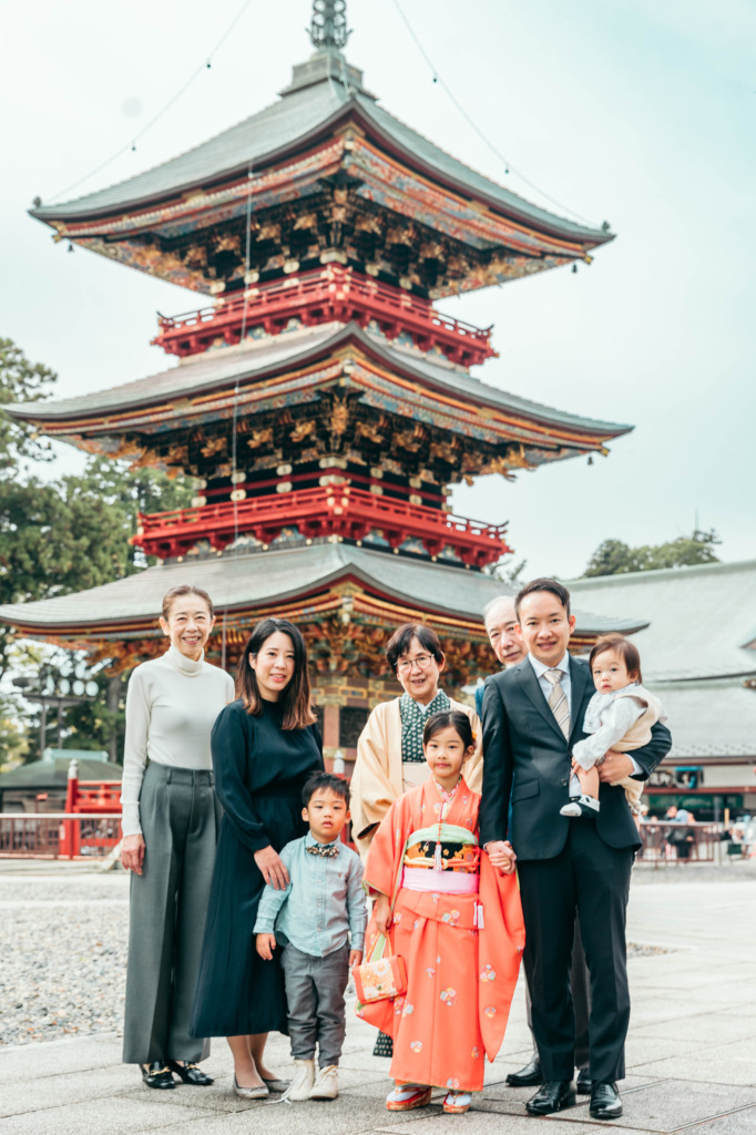 成田山新勝寺の三重塔前で撮影したご家族・ご親族そろっての集合写真