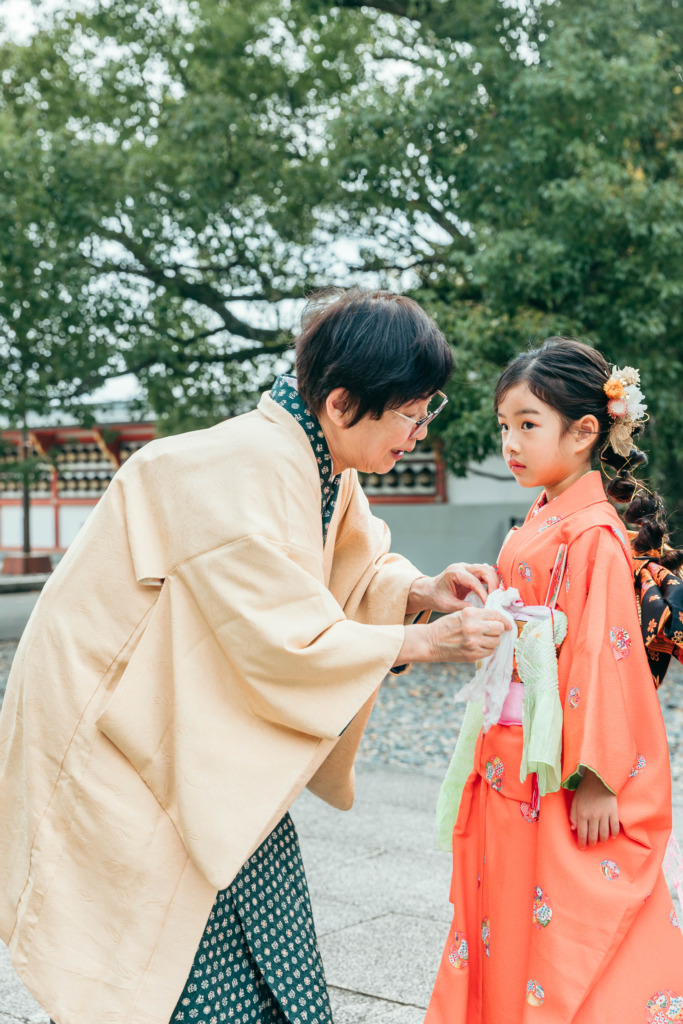 おばあちゃんが着物を整える七五三のワンシーン