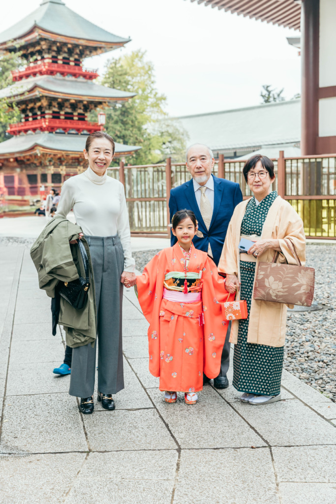 祖父母とお孫さんで撮影した成田山新勝寺での七五三記念写真