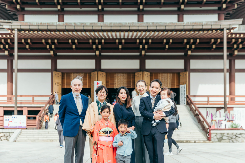 成田山新勝寺の大本堂前で撮影したご親族そろっての七五三記念写真