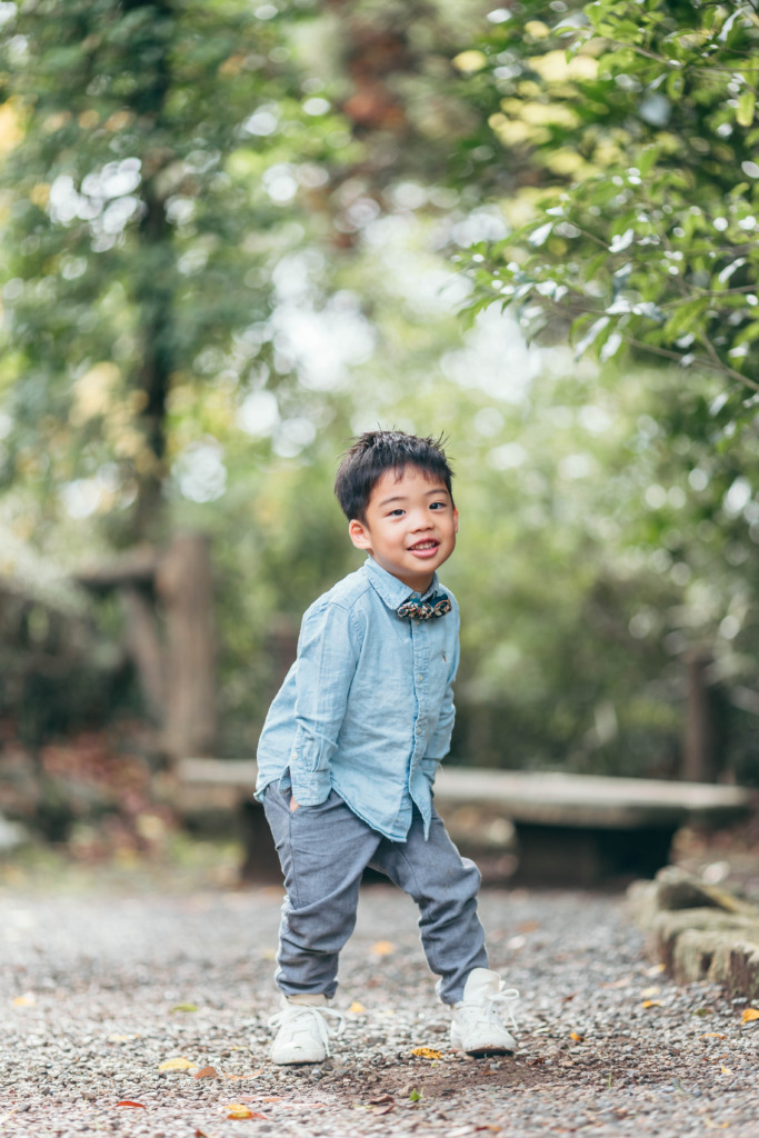 成田山公園で撮影した5歳のお兄ちゃんの自然なソロ写真