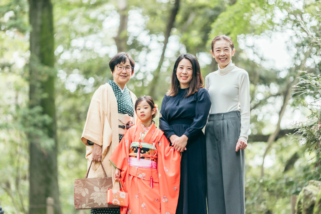 7歳女の子とママ、おばあちゃんたちで撮影した記念写真