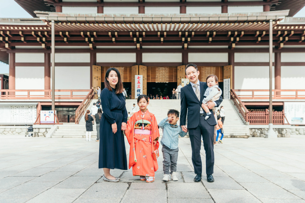 成田山新勝寺の大本堂を背景に撮影した7歳女の子の七五三家族写真