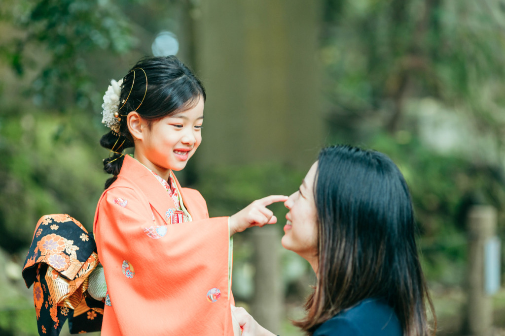 ママと笑顔で触れ合う7歳女の子の七五三写真