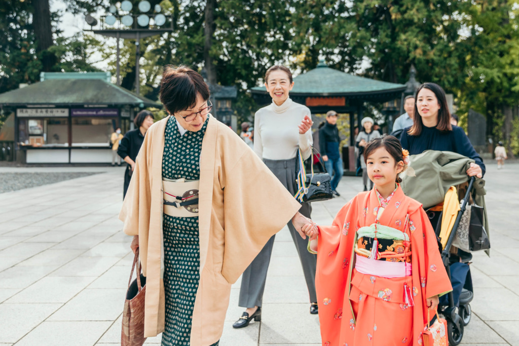 おばあちゃんと手をつないで歩く7歳女の子の七五三写真