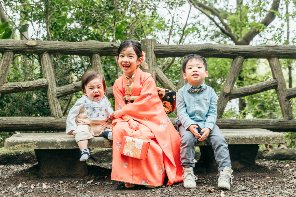 成田山公園のベンチで撮影した3兄弟の写真