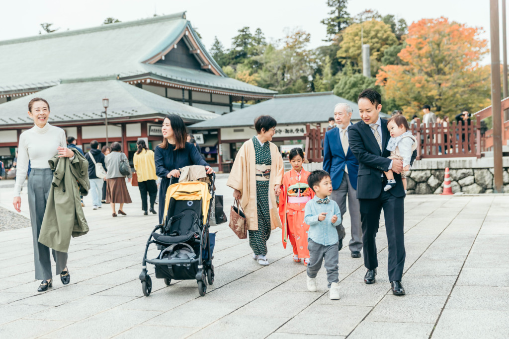 成田山新勝寺の境内を歩くご家族とご親族の様子