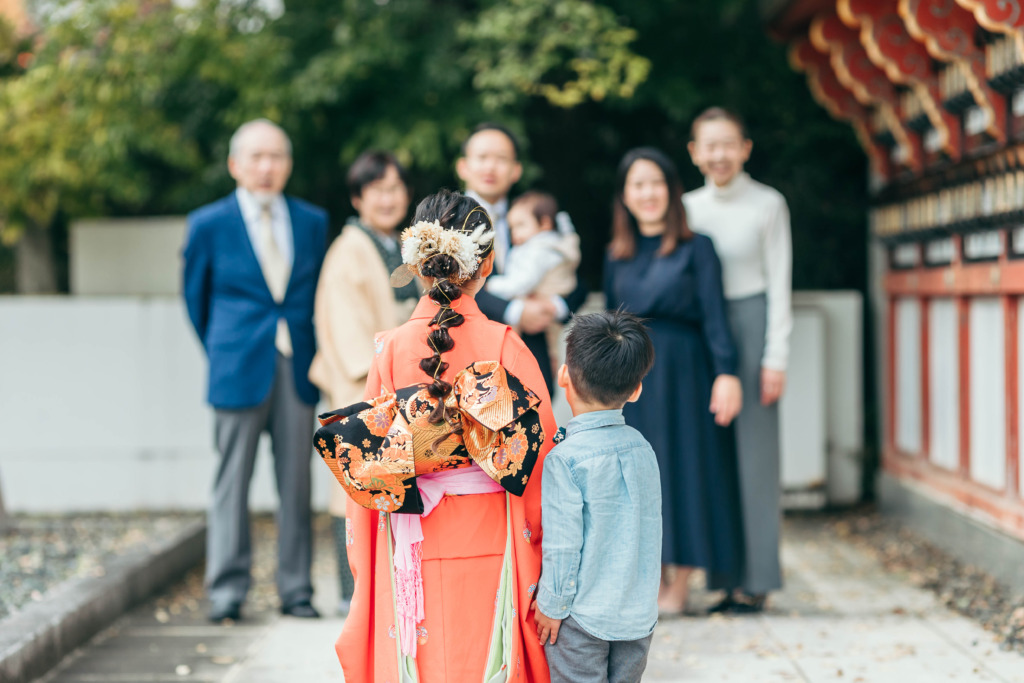 成田山新勝寺で撮影した兄弟の後ろ姿の写真