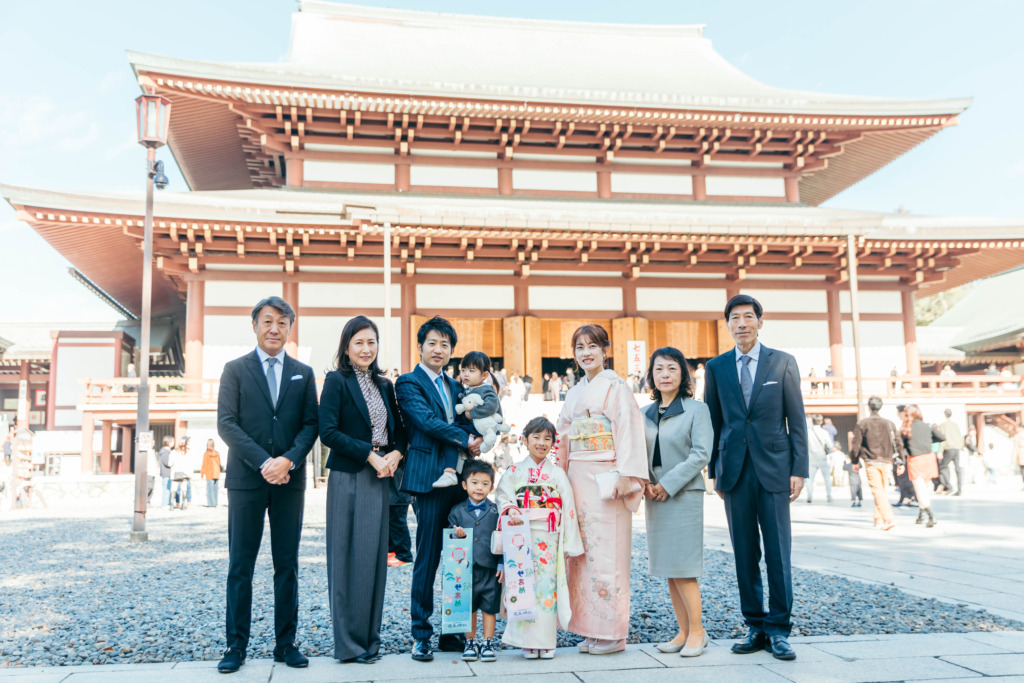 成田山新勝寺の大本堂前で七五三撮影をするご家族とご親族の集合写真