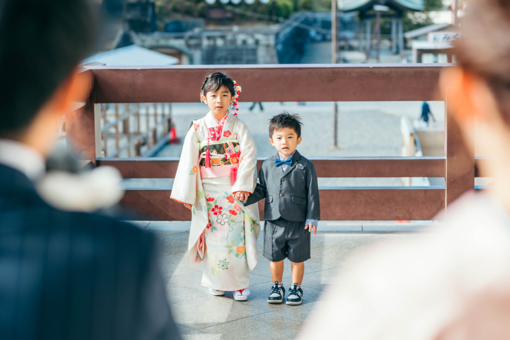 成田山新勝寺で七五三撮影をする兄妹を両親越しに撮影した写真