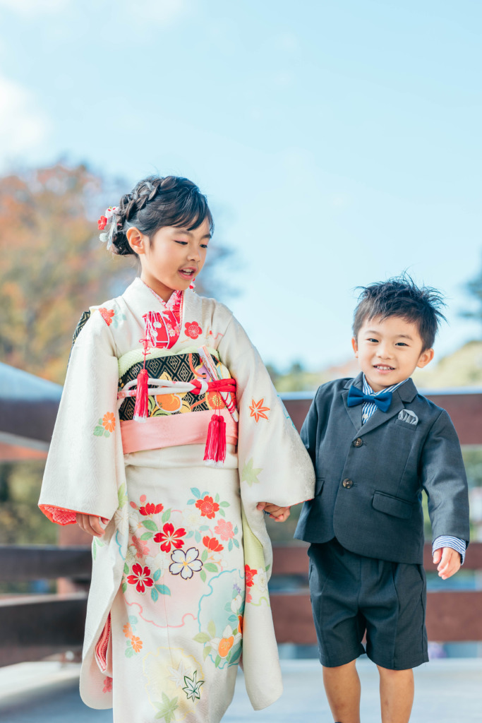 成田山新勝寺で七五三撮影をする7歳女の子と兄の自然な兄妹写真