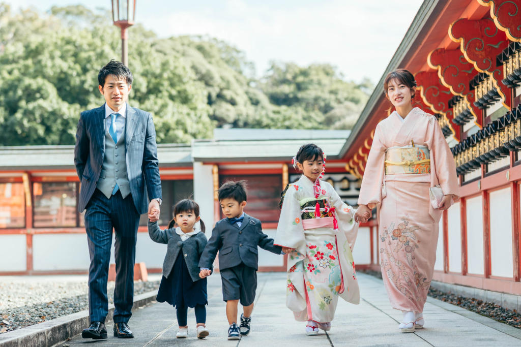 成田山新勝寺の聖徳太子堂へ向かって歩く七五三のご家族