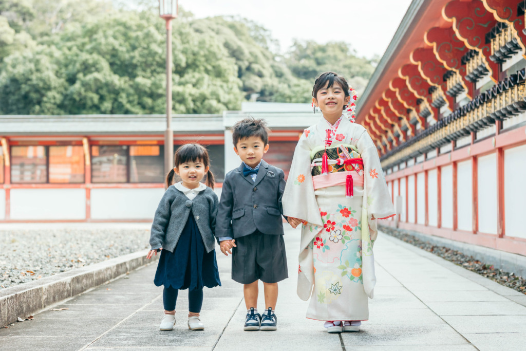 成田山新勝寺で七五三撮影を楽しむ3兄弟の記念写真