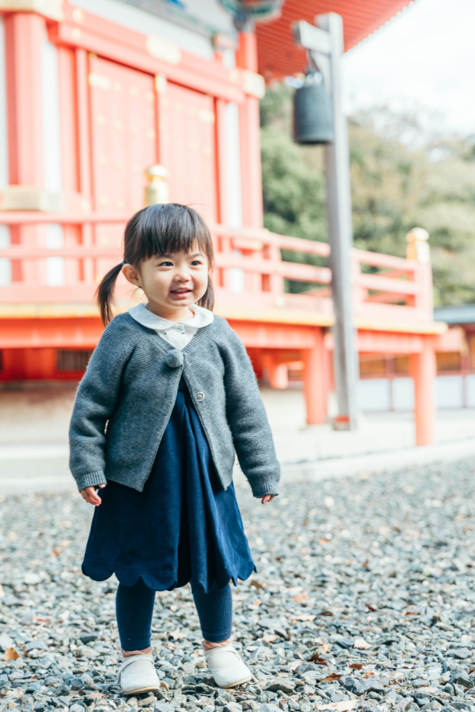 成田山新勝寺で笑顔を見せる2歳女の子の自然な写真