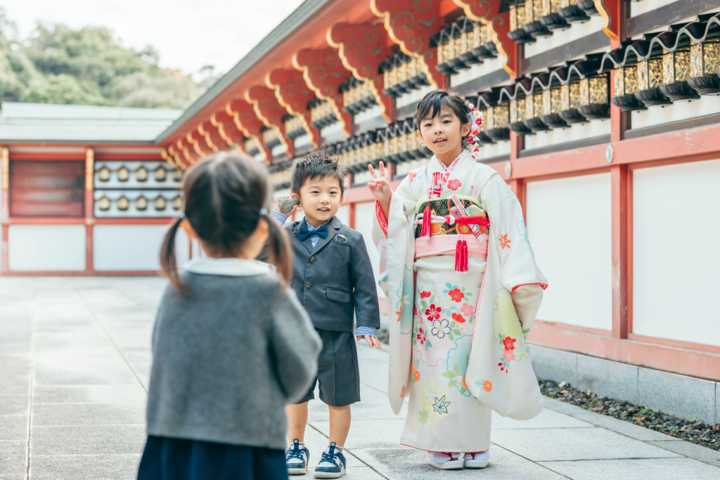 成田山新勝寺の聖徳太子堂付近で遊ぶ3兄弟の自然な様子