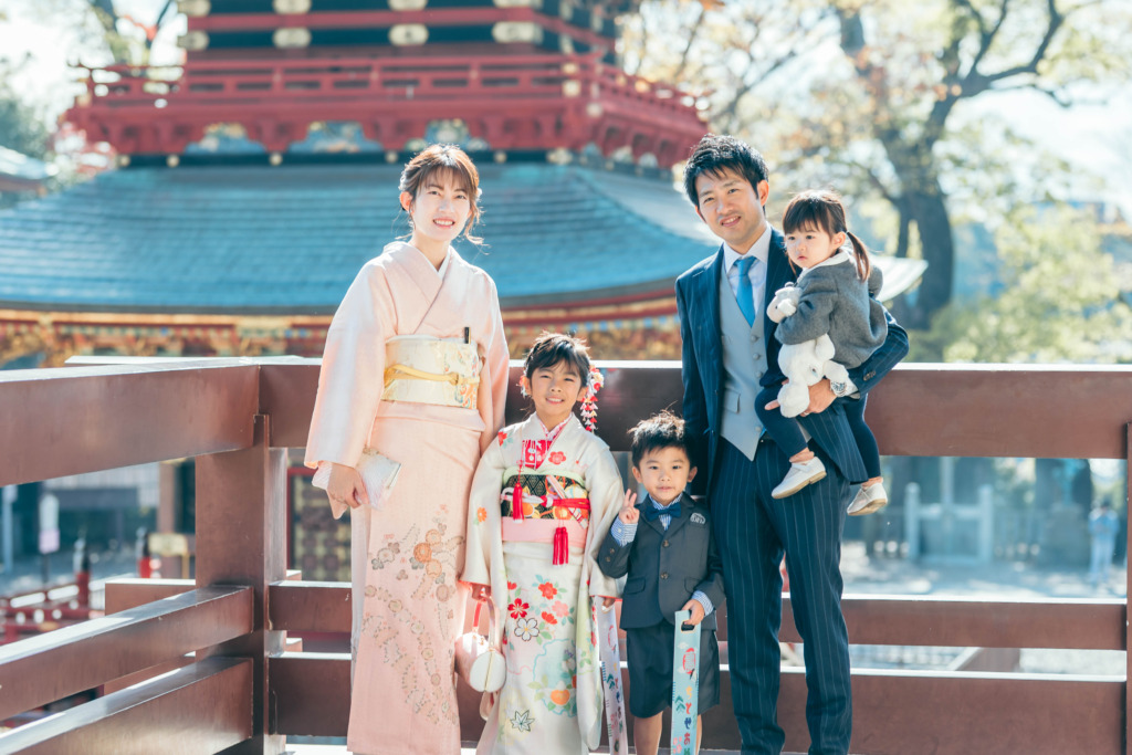 成田山新勝寺の三重塔前で七五三撮影をするご家族の集合写真