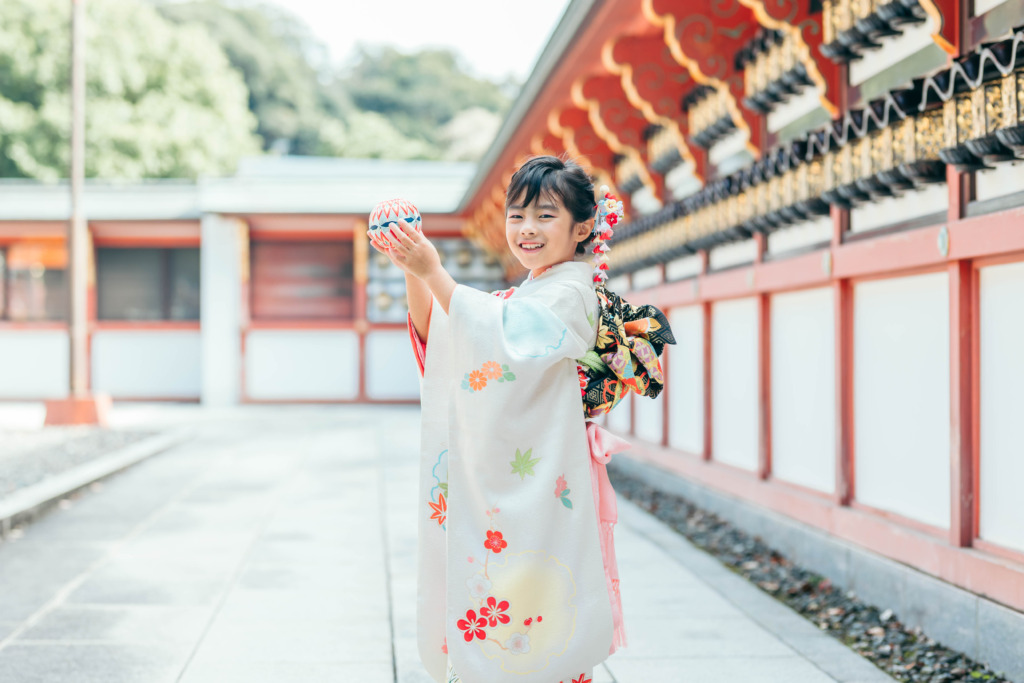 成田山新勝寺で鞠を持って七五三撮影をする7歳女の子