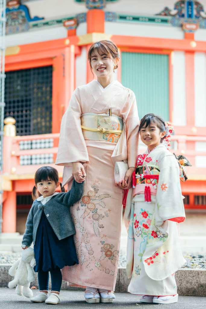 成田山新勝寺で七五三撮影を楽しむ母娘3人の自然な記念写真