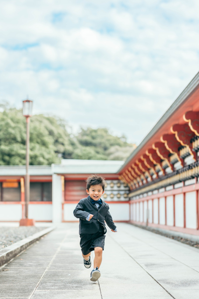 成田山新勝寺で元気いっぱいに走る3歳男の子の七五三撮影