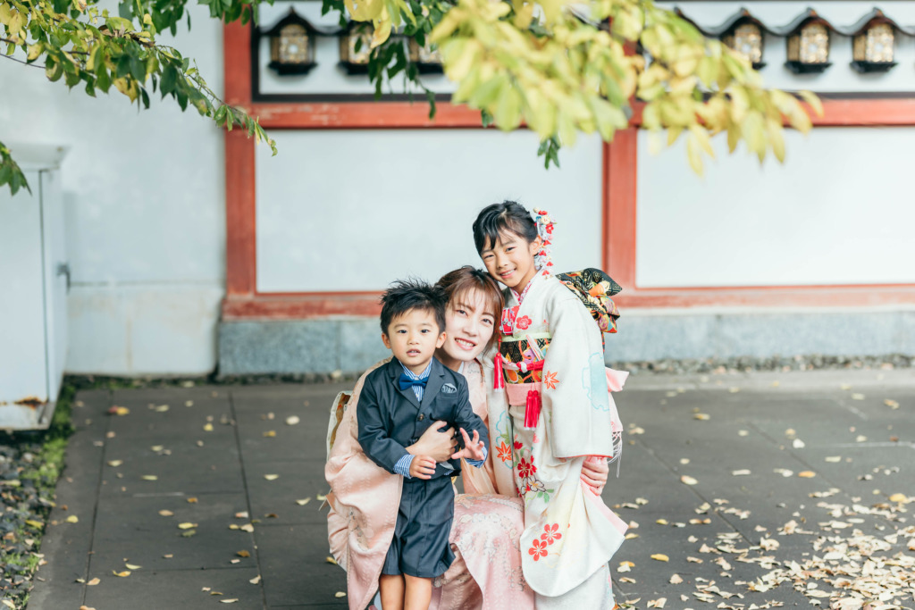 成田山新勝寺で撮影したお母さんと兄妹の七五三家族写真
