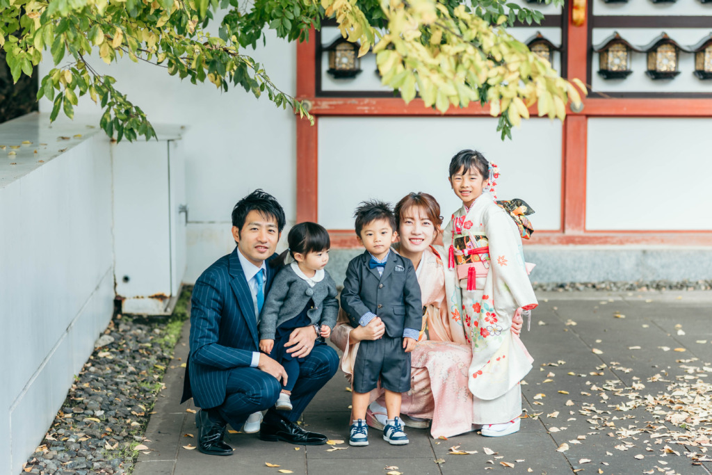 成田山新勝寺で撮影した家族5人そろっての七五三記念写真