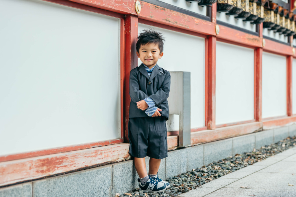 成田山新勝寺で七五三参りを楽しむ3歳男の子のソロ写真